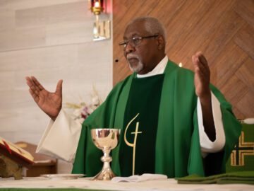 Sonhar com Sacerdote de Batina Verde