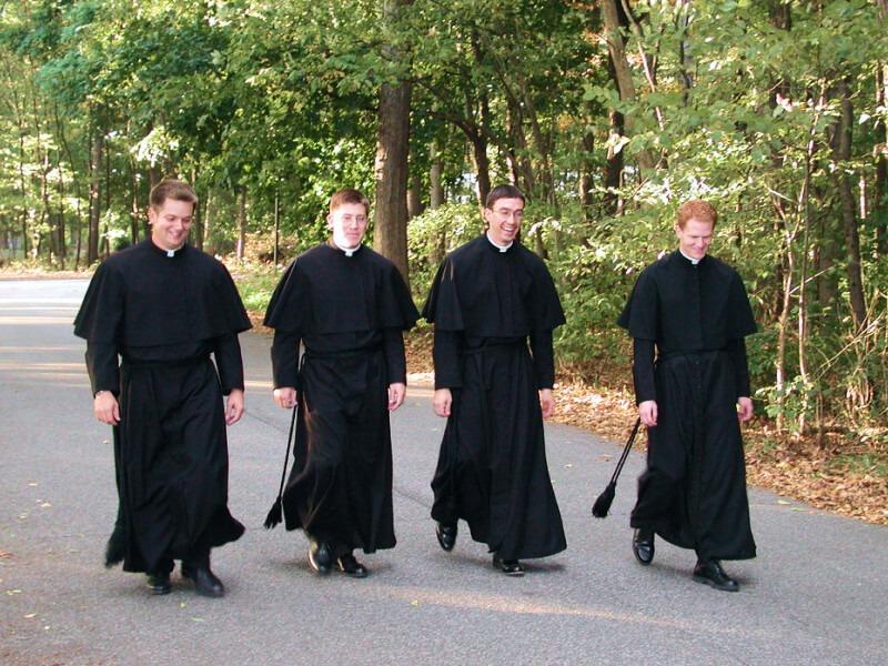 Sonhar com Sacerdote de Batina