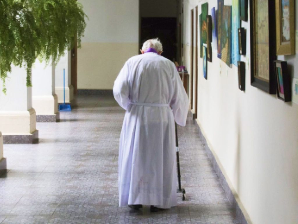 Sonhar com Padre Doente