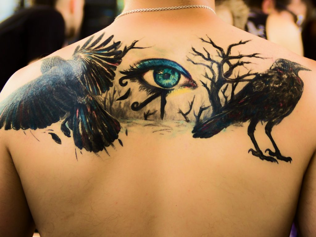 Sonhar com Tatuagens Nas Costas