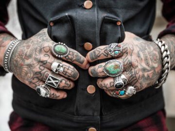 Thumbnail Sonhar com Tatuagens Nas Mãos