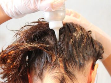 Thumbnail Sonhar com Tingindo o Cabelo no Trabalho