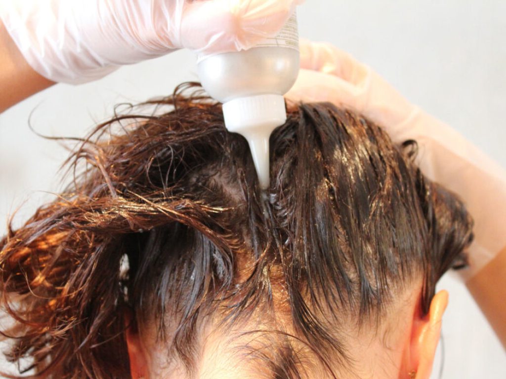 Sonhar com Tingindo o Cabelo no Trabalho