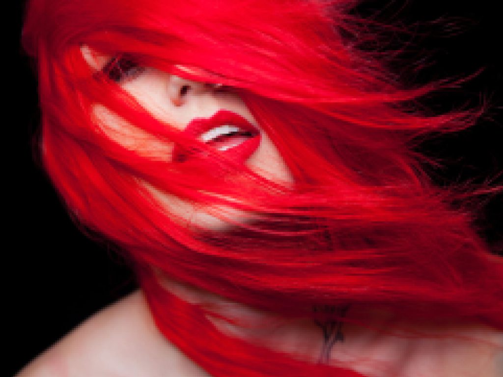 Sonhar com Tingir Seu Cabelo de Vermelho