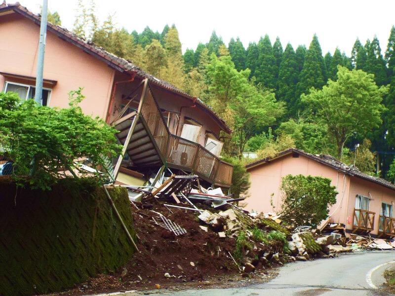 Sonhar com Terremoto na Casa