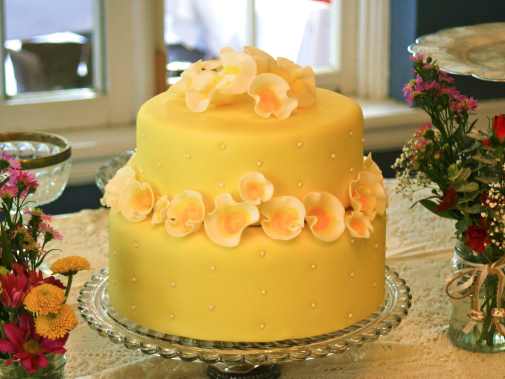 Sonhar com Bolo Amarelo