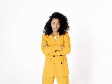 Sonhar com Fato Amarelo