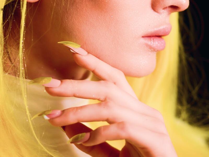 Sonhar com Unhas Amarelas