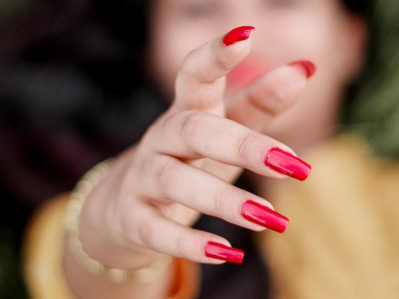Sonhar com Unhas Compridas