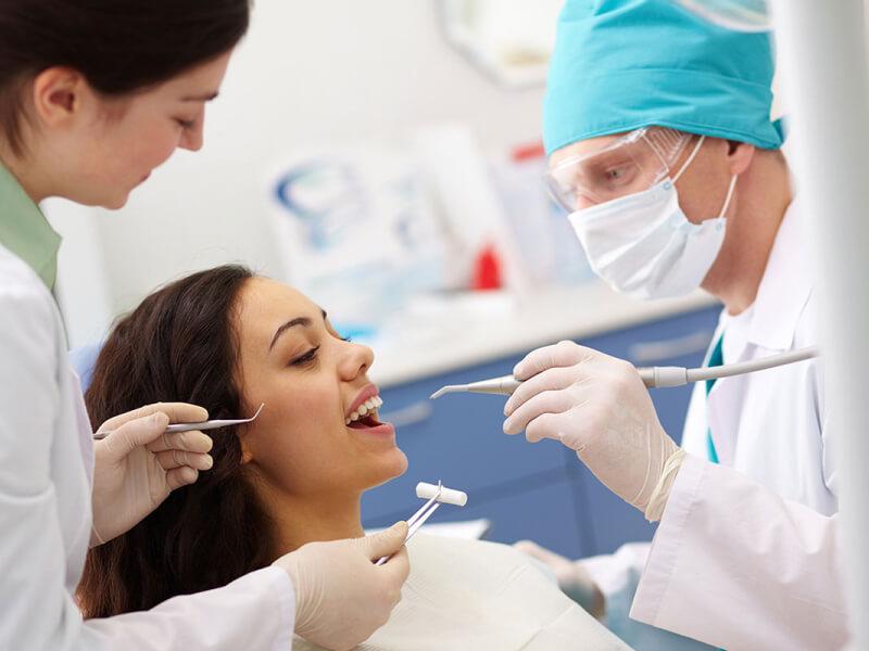 Sonhar com Vários Dentistas