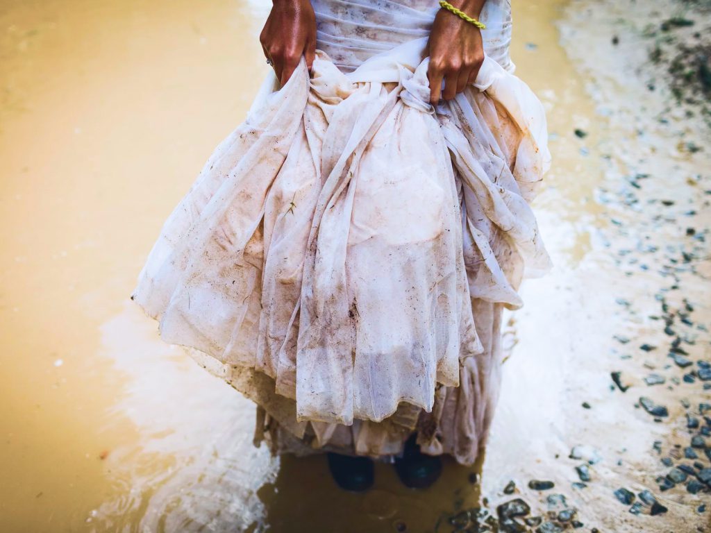 Sonhar com Vestido Branco Manchado
