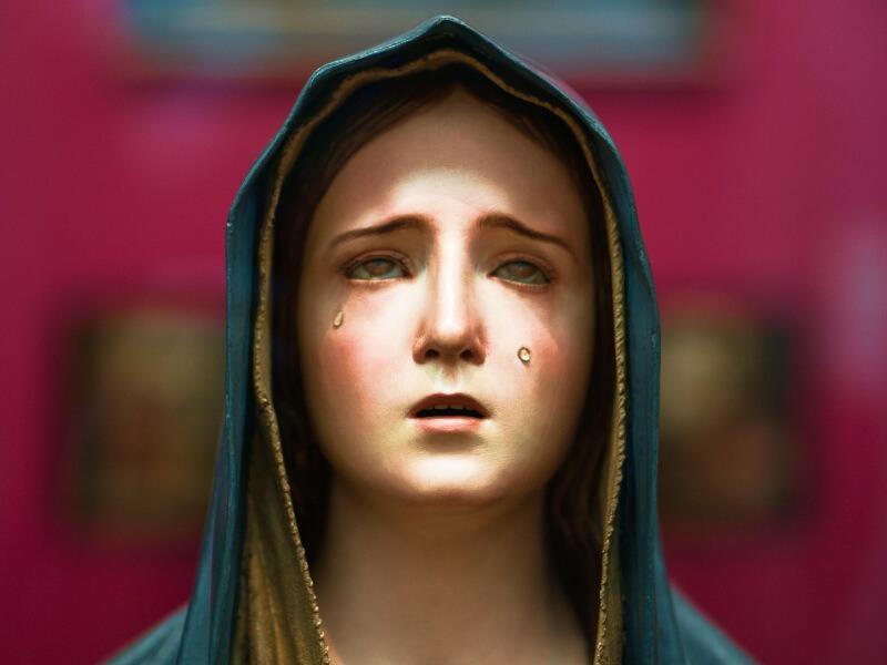 Sonhar com Virgem Maria Chorando