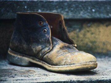 Sonhar com Sapatos Velhos