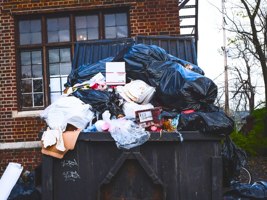 Soñar con Basura Fuera de la Casa